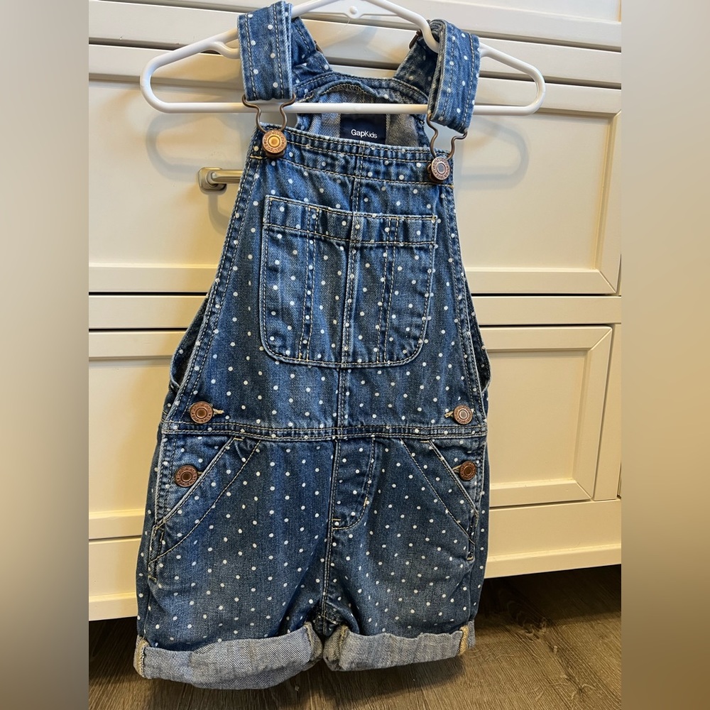 Gap Kids blue & white polka dot denim overall shorts (size XS)